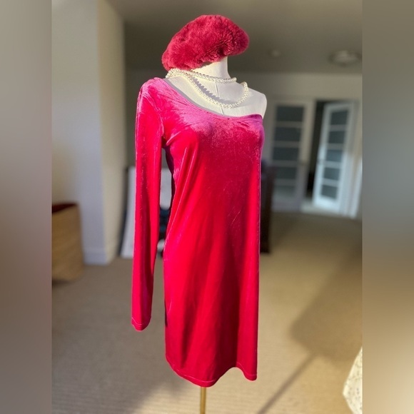 TWiK  one Shoulder
Velvet Bodycon Dress - Picture 11 of 13